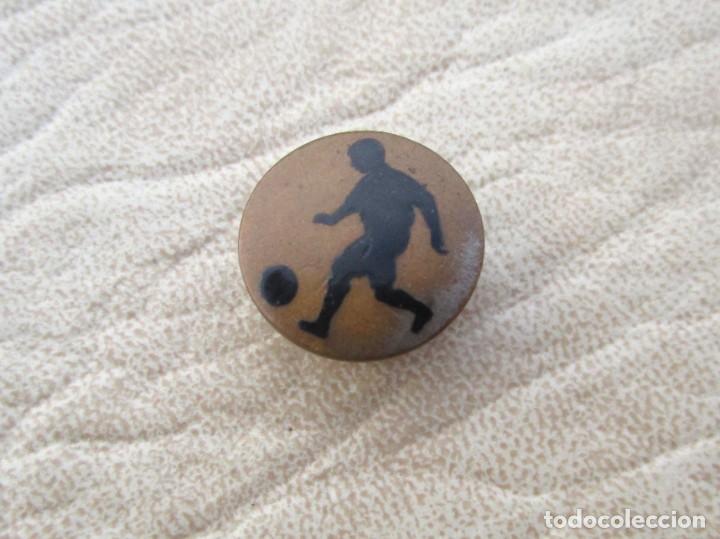 Coleccionismo deportivo: antiguo y curioso boton futbol - Foto 1