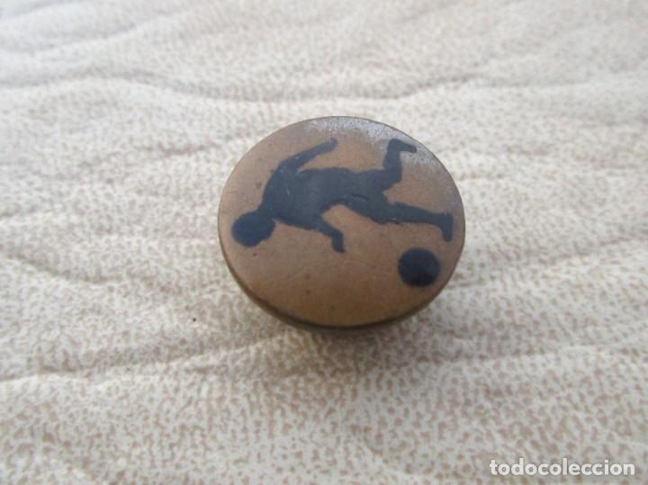 Coleccionismo deportivo: antiguo y curioso boton futbol - Foto 4