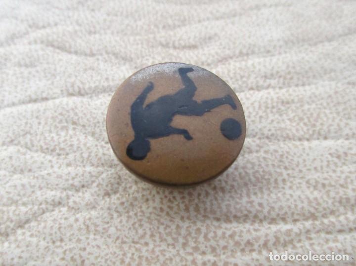 Coleccionismo deportivo: antiguo y curioso boton futbol - Foto 3
