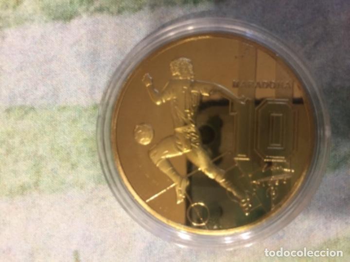 Coleccionismo deportivo: MARADONA MEDALLA MONEDA DORADA - Foto 2