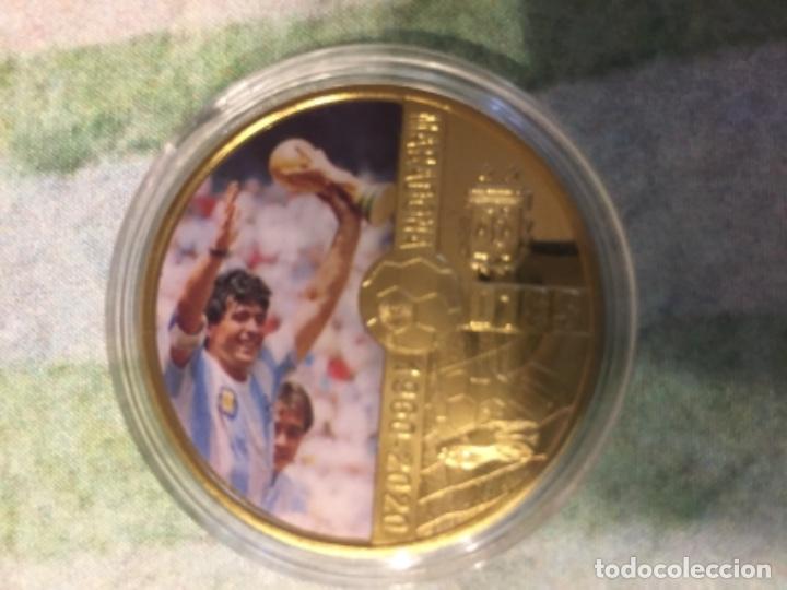 Coleccionismo deportivo: MARADONA MONEDA MEDALLA DORADA - Foto 1