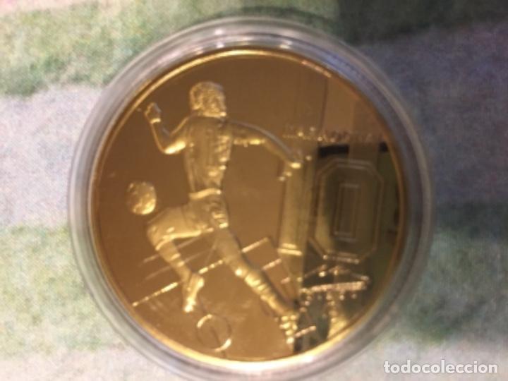 Coleccionismo deportivo: MARADONA MONEDA MEDALLA DORADA - Foto 2