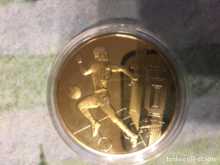 Coleccionismo deportivo: MARADONA MONEDA MEDALLA DORADA - Foto 2