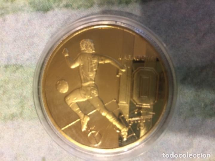 Coleccionismo deportivo: MARADONA MONEDA MEDALLA DORADA - Foto 2