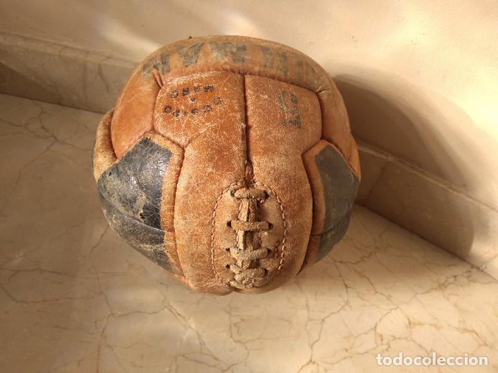 Coleccionismo deportivo: Impresionante antiguo balón de futbol.Julman. De los años 30 - Foto 2 - 308374728