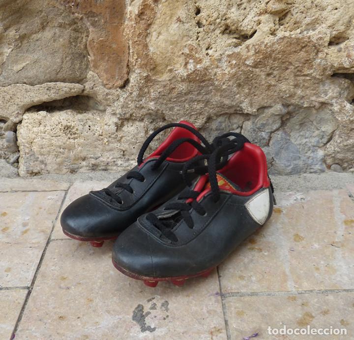 Coleccionismo deportivo: Botas de f&uacute;tbol infantiles Rivat - Foto 1