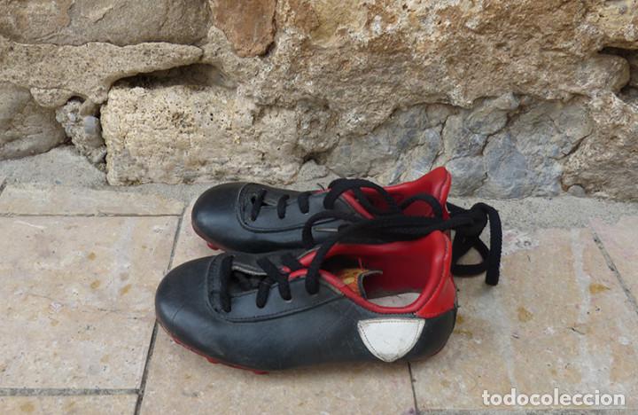Coleccionismo deportivo: Botas de f&uacute;tbol infantiles Rivat - Foto 2