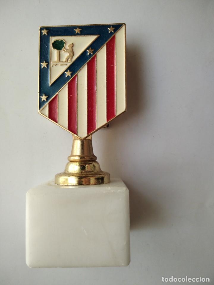 Sports collectibles: ESCUDO DE METAL ESMALTADO SOBRE PEANA DE M&Aacute;RMOL DEL ATLETICO DE MADRID.