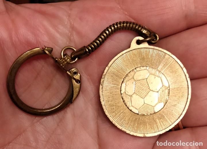 Coleccionismo deportivo: Llavero antiguo UEFA - Foto 2