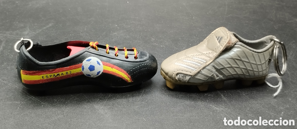 informal Prohibición Esquivar botas fútbol llavero una adidas y otra mundial - Compra venta en  todocoleccion