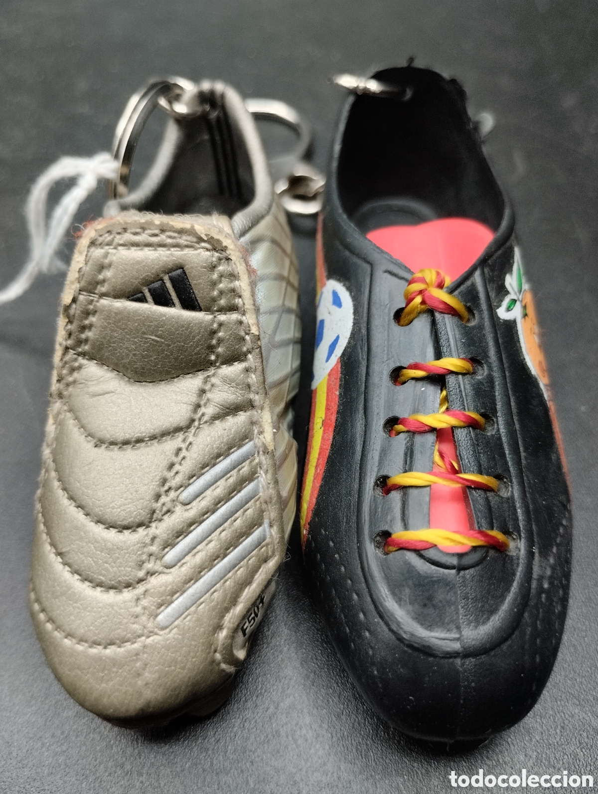 informal Prohibición Esquivar botas fútbol llavero una adidas y otra mundial - Compra venta en  todocoleccion