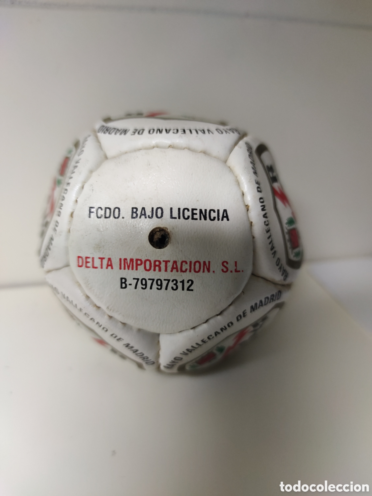 Coleccionismo deportivo: Bal&oacute;n cuero Rayo Vallecano a&ntilde;os 90 - Foto 2