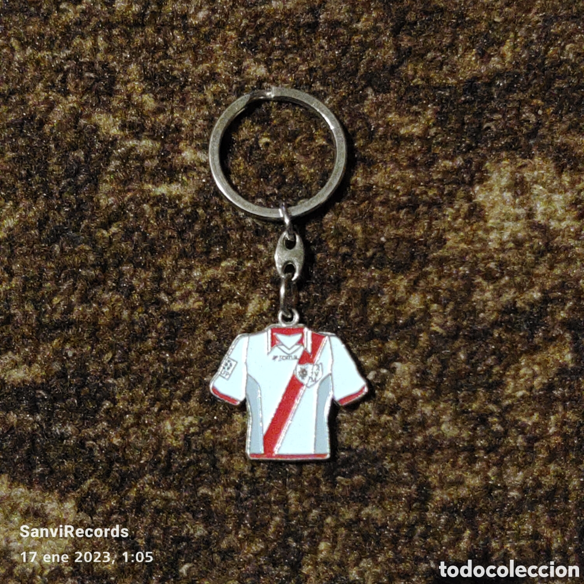 Coleccionismo deportivo: LLAVERO CAMISETA RAYO VALLECANO (MARCA) - Foto 1