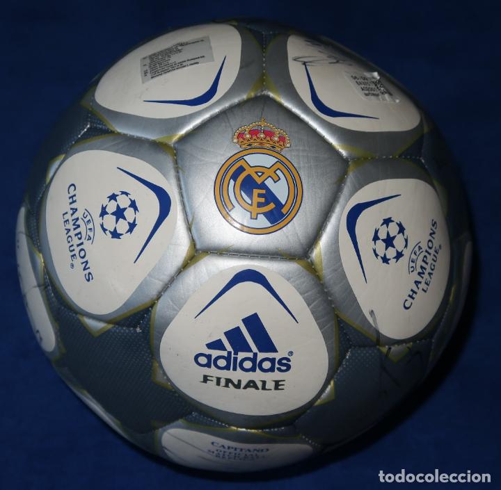 Sports collectibles: Bal&oacute;n de futbol conmemorativo - Final UEFA Champions 2000 - Real Madrid - Firma real de jugadores