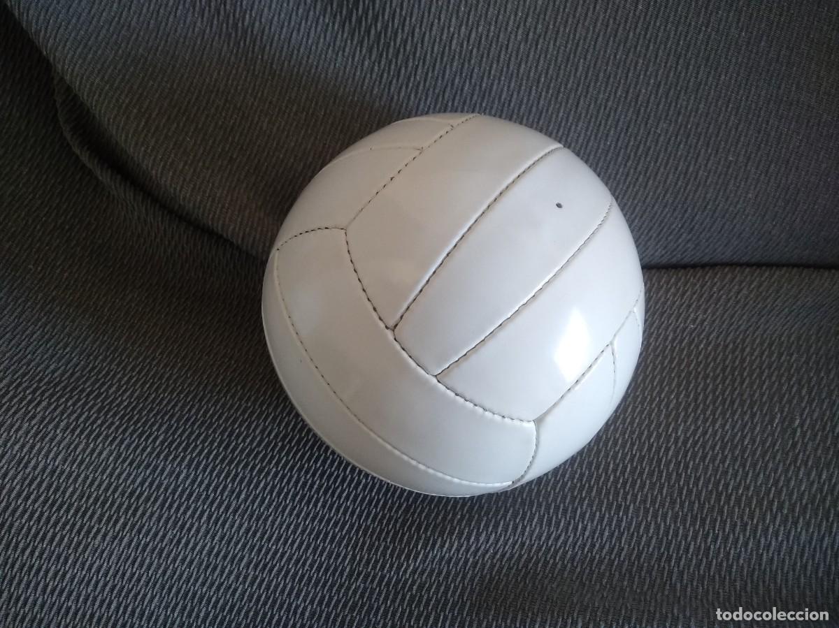 Collectionnisme sportif: BAL&Oacute;N PELOTA F&Uacute;TBOL VINTAGE D&Eacute;CADA 1950 COLOR BLANCO.
