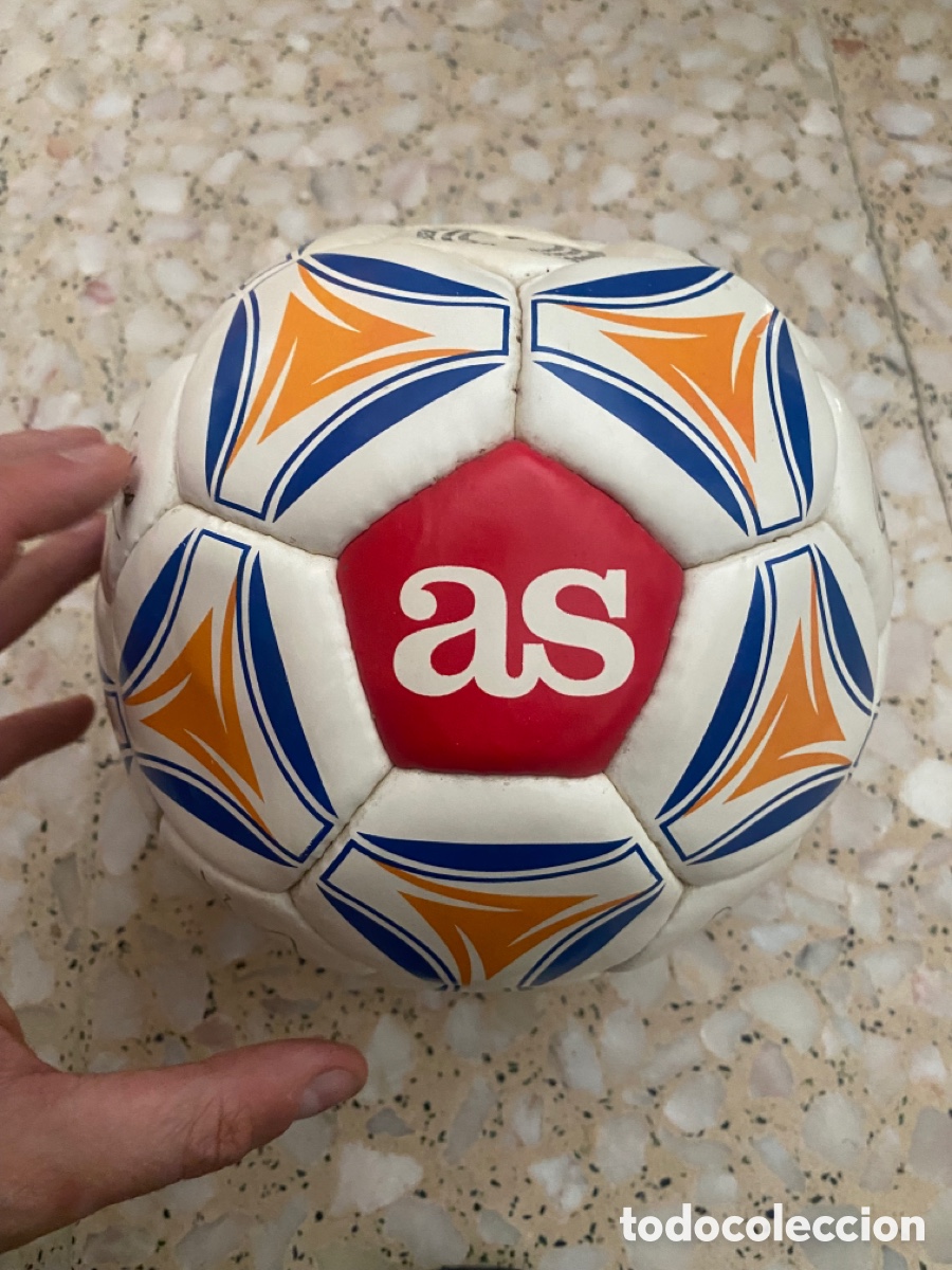 Sports collectibles: BAL&Oacute;N FIRMADO POR JUGADORES REAL MADRID DIARIO AS