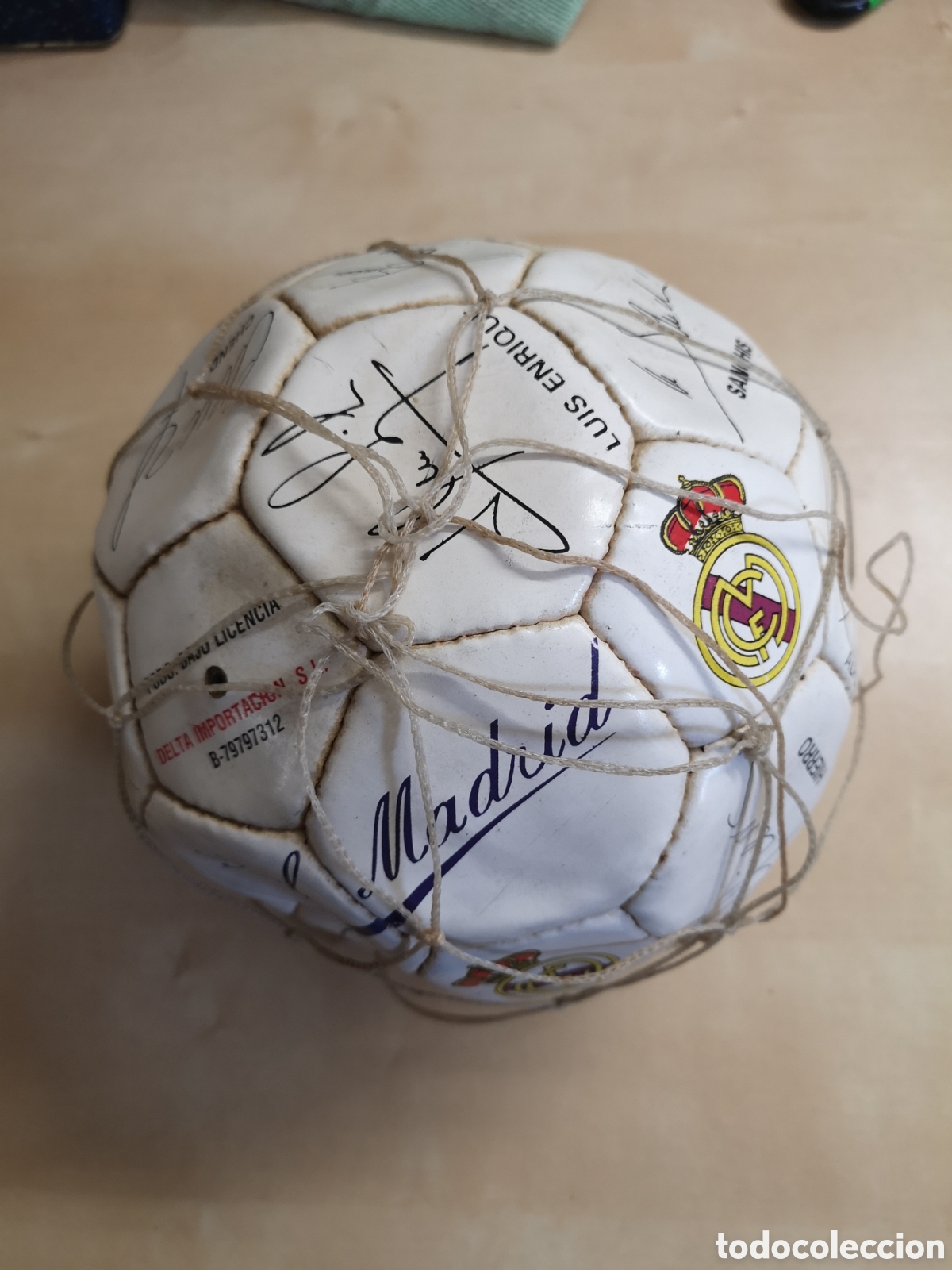 Coleccionismo deportivo: Balon del Real Madrid de los a&ntilde;os 90 - Foto 1