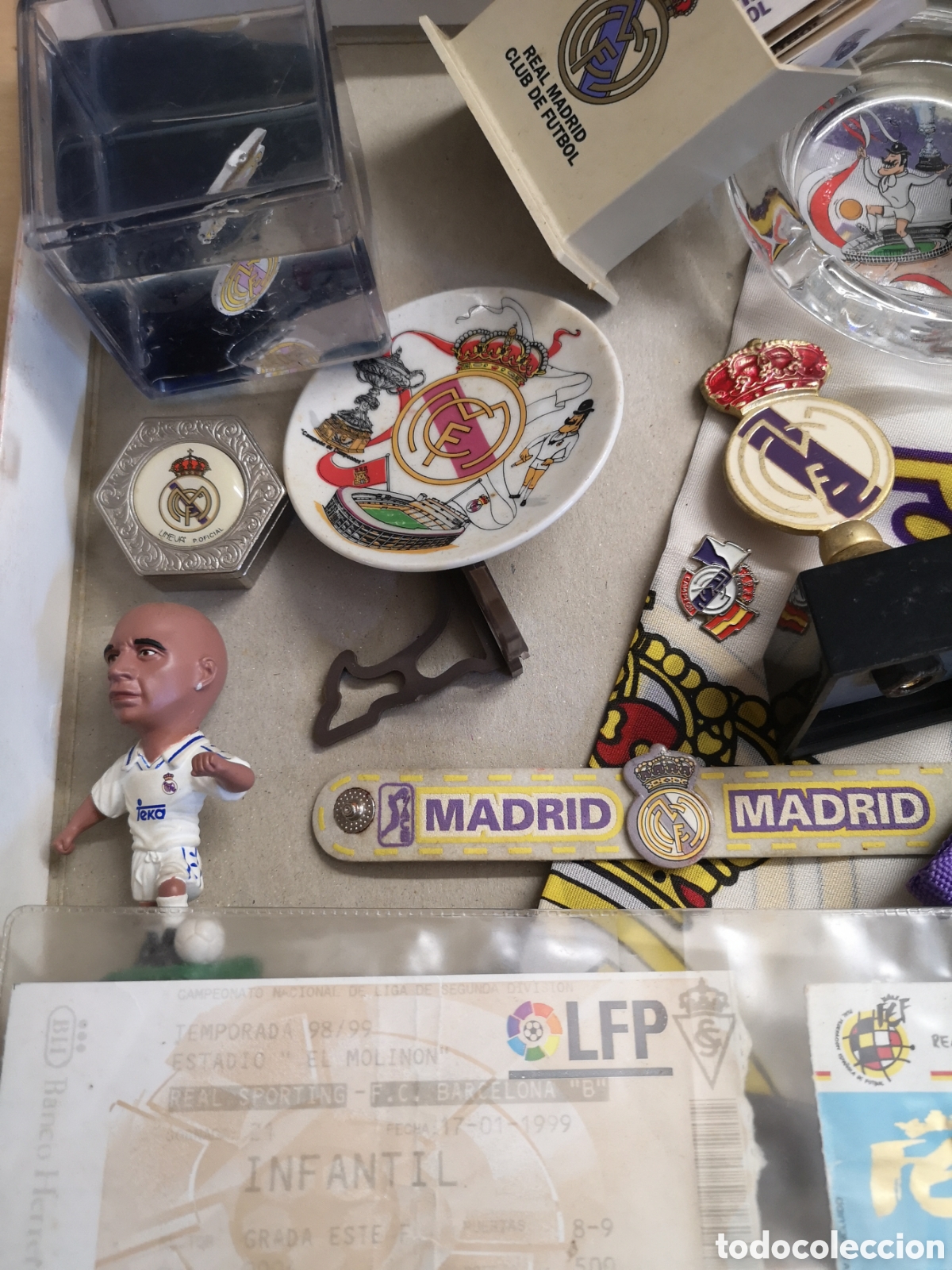 Coleccionismo deportivo: Lote de cosas del real Madrid - Foto 2