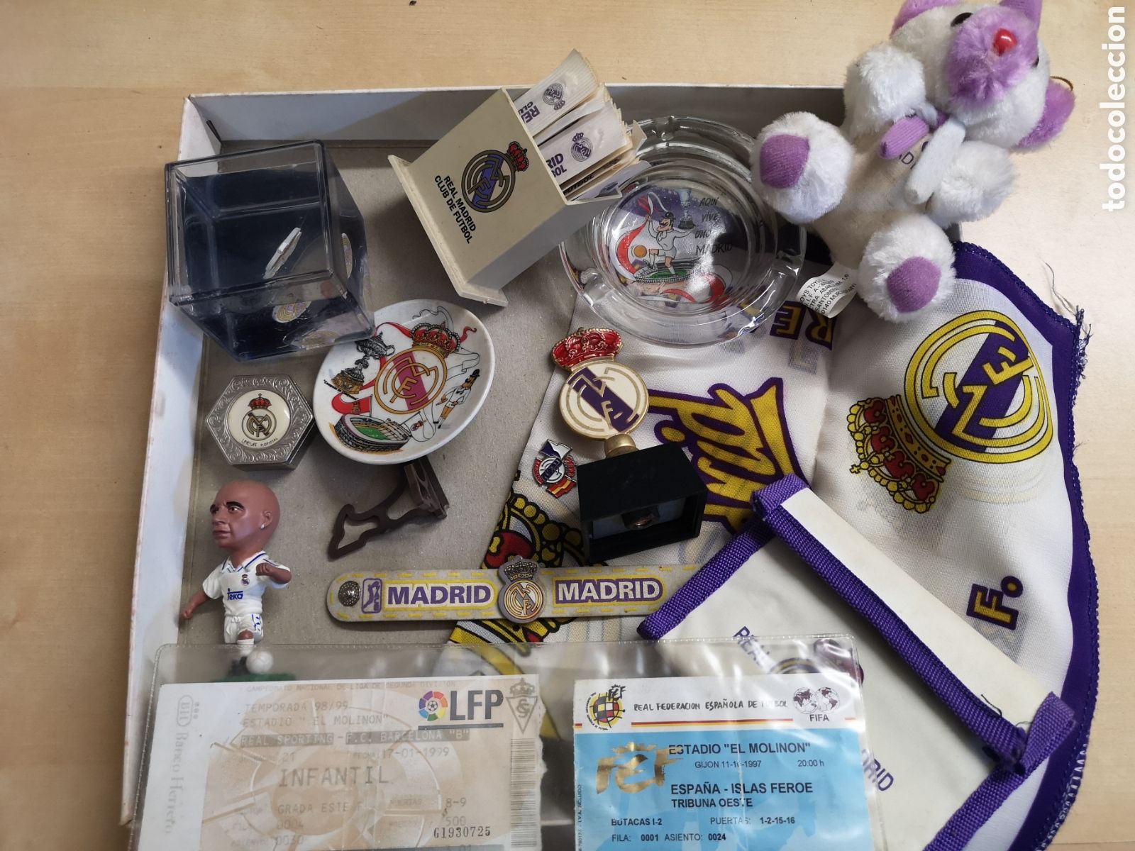 Coleccionismo deportivo: Lote de cosas del real Madrid - Foto 1