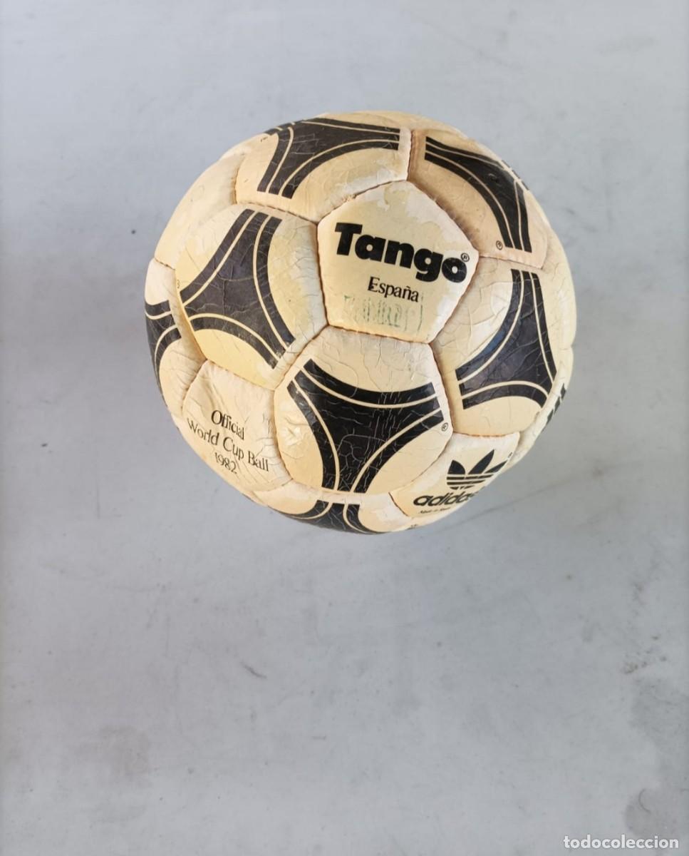 Coleccionismo deportivo: Bal&oacute;n adidas tango 1982 - Foto 1