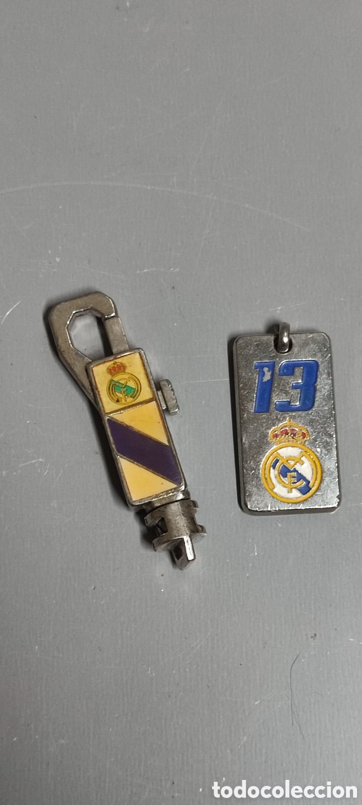 Coleccionismo deportivo: Dos llaveros del real Madrid. - Foto 1