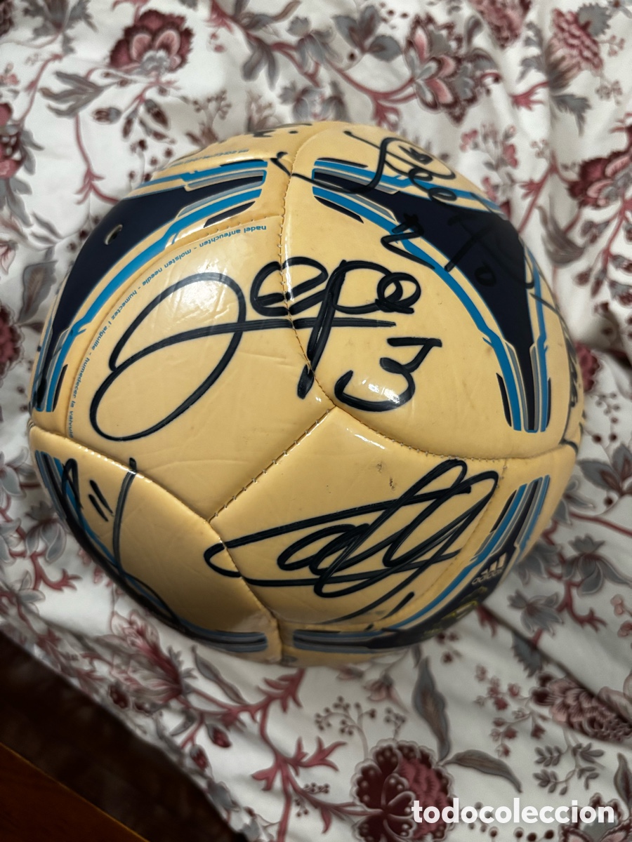 Coleccionismo deportivo: Bal&oacute;n firmado Real Madrid 12/13 - Foto 1