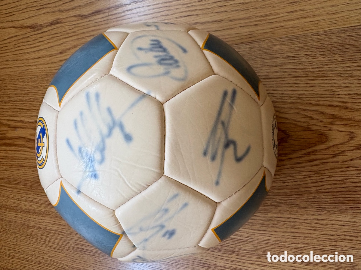 Coleccionismo deportivo: Bal&oacute;n firmado Real Madrid 2004/2005 - Foto 2