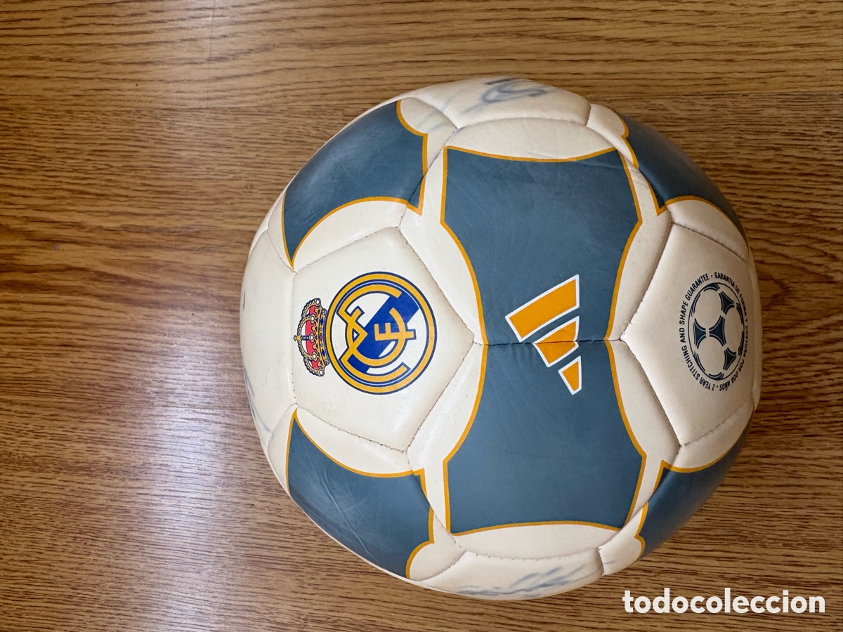 Coleccionismo deportivo: Bal&oacute;n firmado Real Madrid 2004/2005 - Foto 3