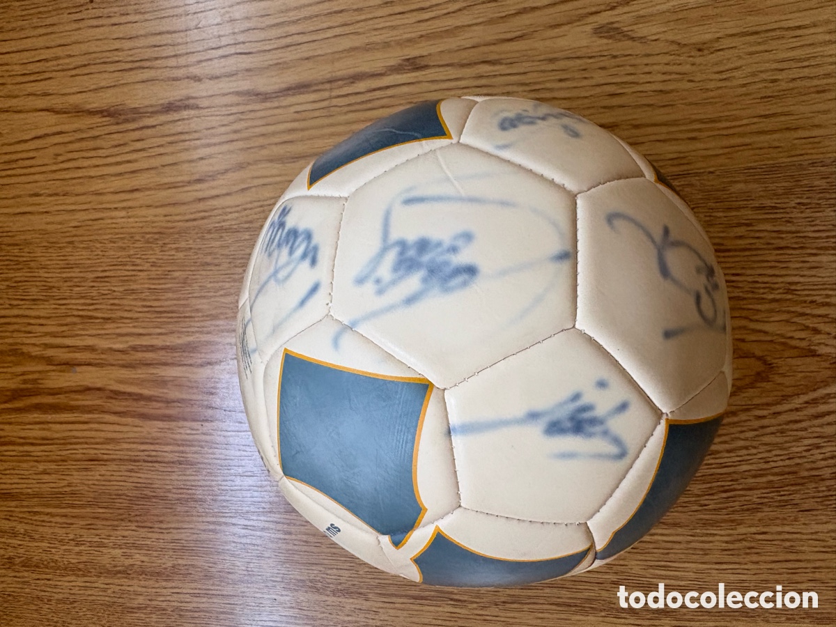 Coleccionismo deportivo: Bal&oacute;n firmado Real Madrid 2004/2005 - Foto 4