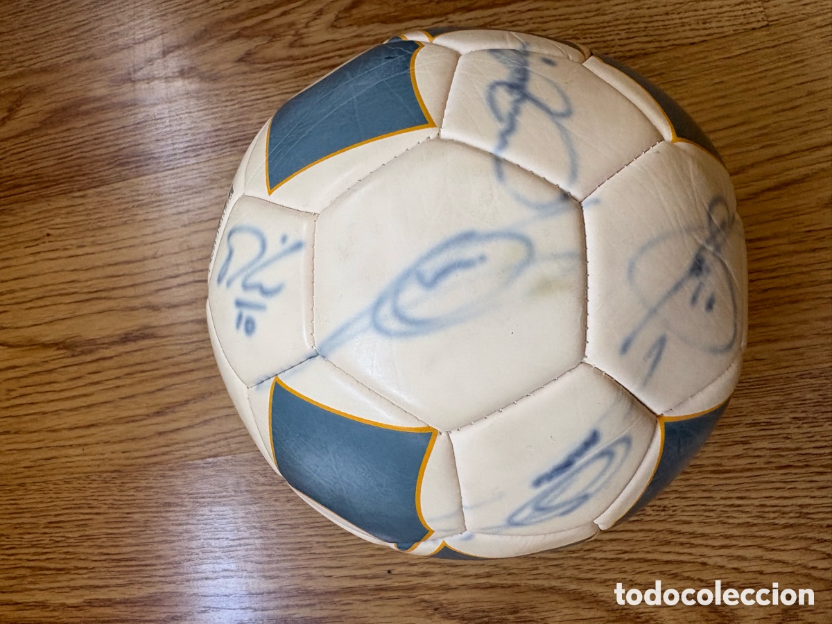 Coleccionismo deportivo: Bal&oacute;n firmado Real Madrid 2004/2005 - Foto 6
