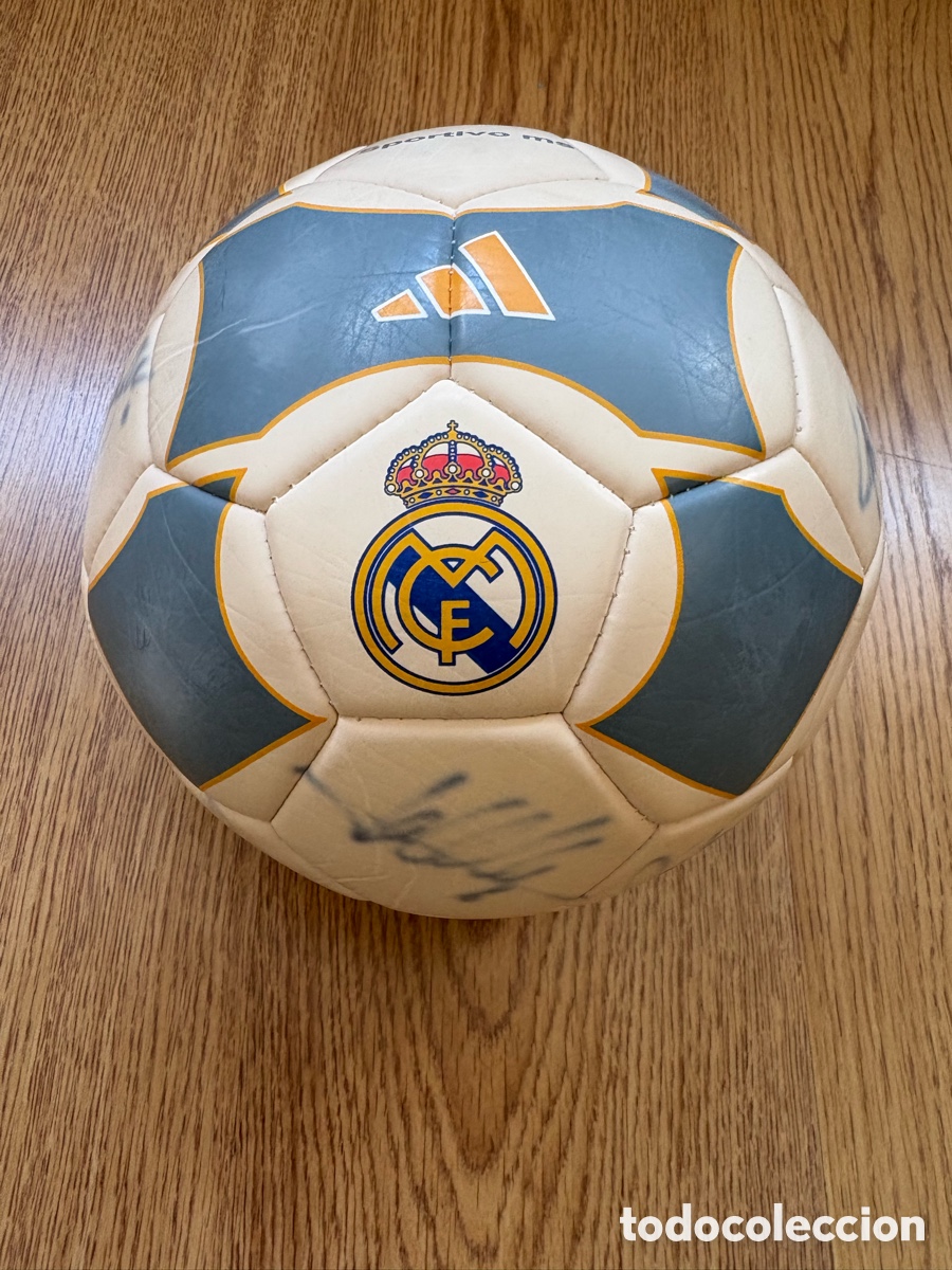 Coleccionismo deportivo: Bal&oacute;n firmado Real Madrid 2004/2005 - Foto 1