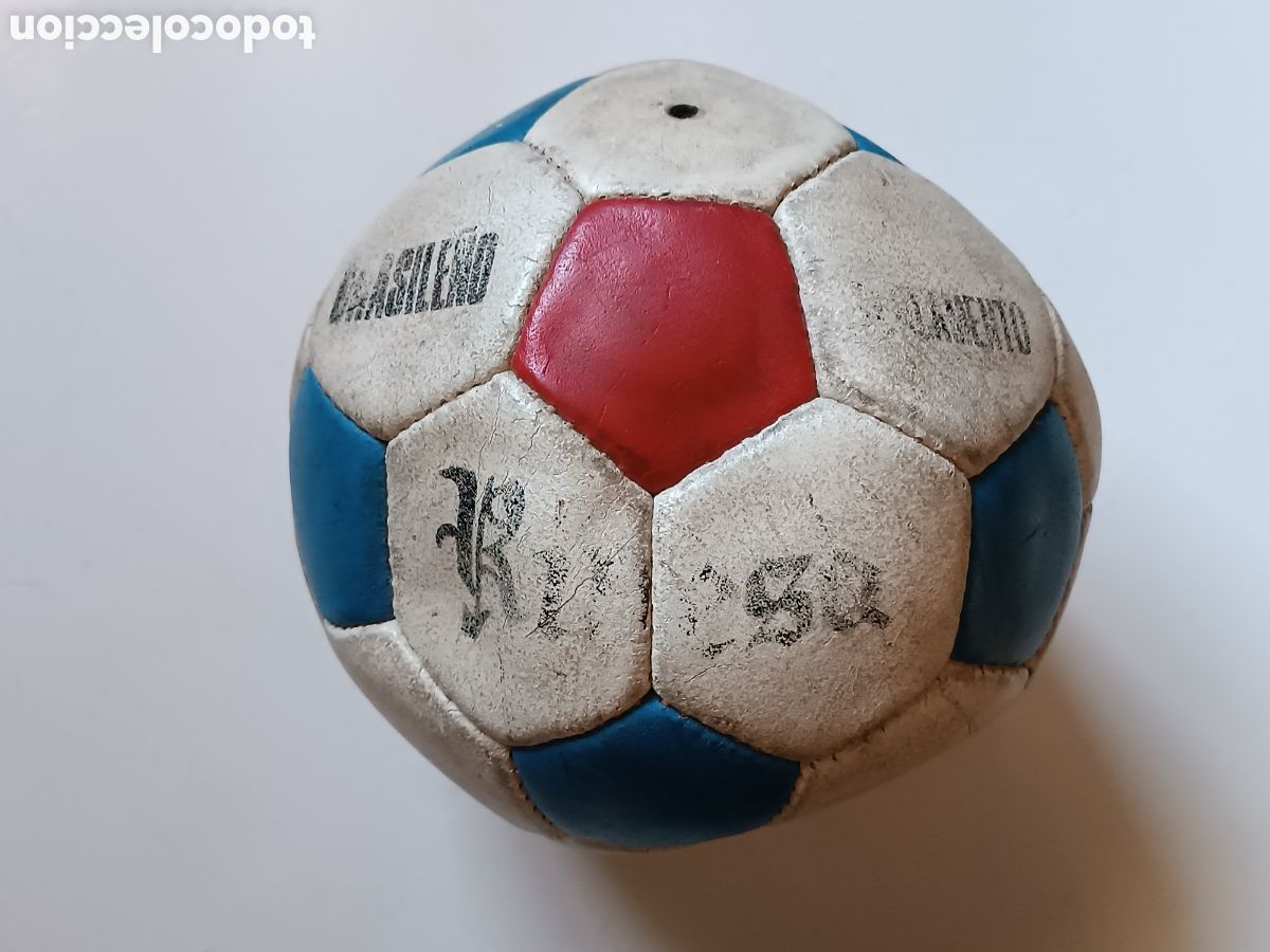 Coleccionismo deportivo: Bal&oacute;n de F&uacute;tbol RIVESA - De cuero, reseco y algo deformado. Leer descripci&oacute;n -