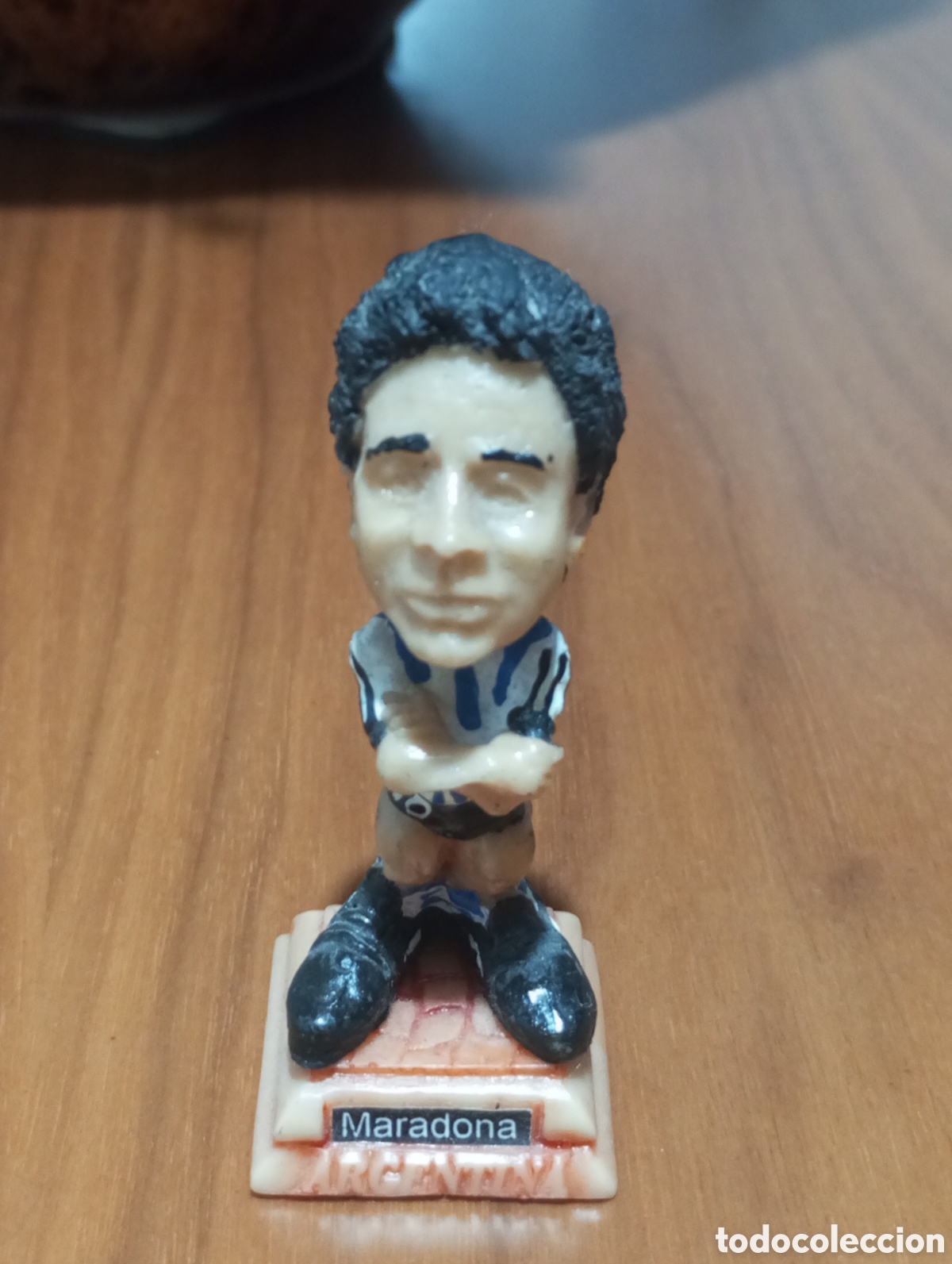 Coleccionismo deportivo: FIGURA MINIATURA MARADONA ARGENTINA RESINA SOLIDA PINTADO A MANO