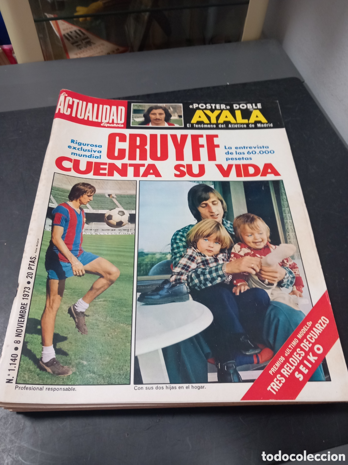 Coleccionismo deportivo: JOHAN CRUYFF AYALA POSTER ATLETICO DE MADRID FUTBOL REVISTA LA ACTUALIDAD ESPA&Ntilde;OLA A&Ntilde;O 1973 COMPLET