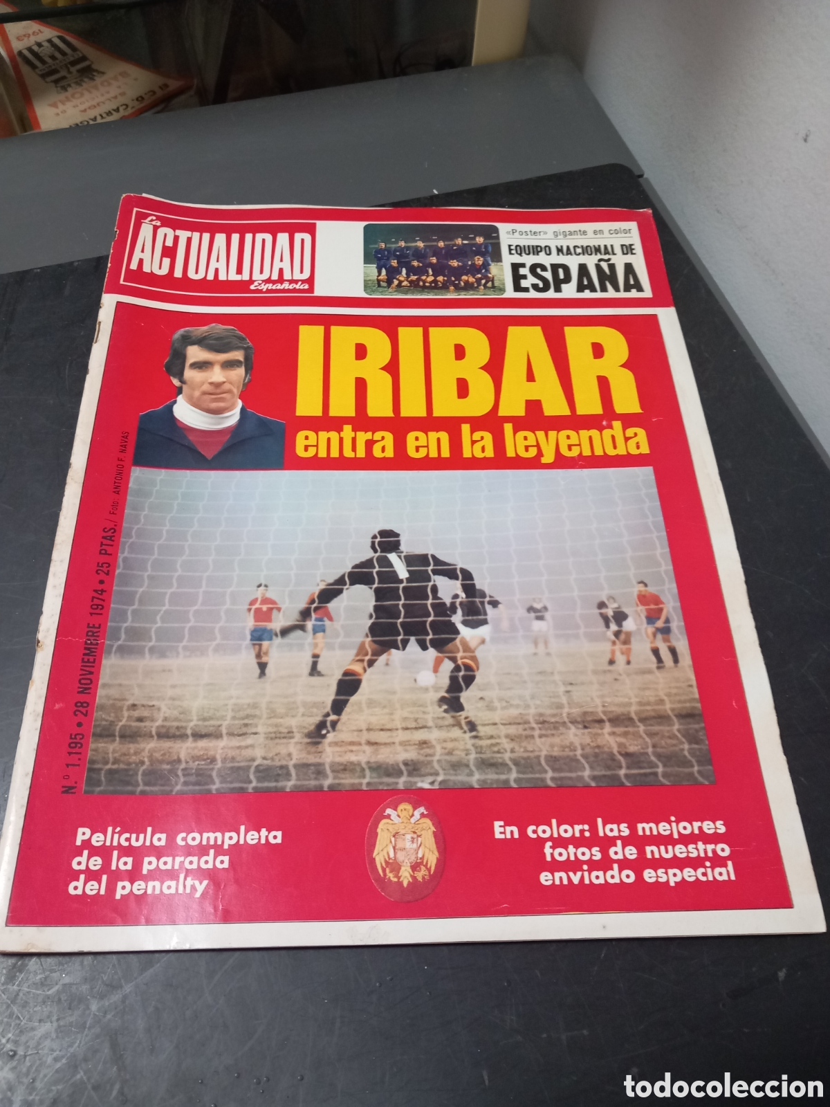 Coleccionismo deportivo: FUTBOL IRIBAR SELECCION ESPA&Ntilde;OLA POSTER GIGANTE A&Ntilde;O 1974 REVISTA LA ACTUALIDAD ESPA&Ntilde;OLA COMPLETA