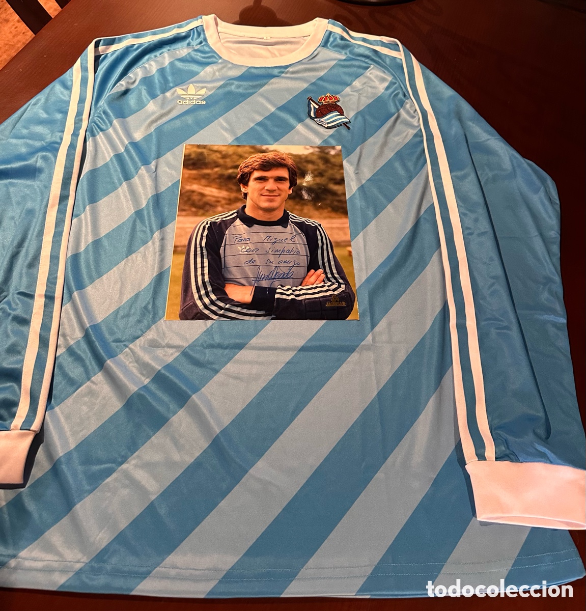 Coleccionismo deportivo: Camiseta portero Real Sociedad Arconada, m&aacute;s foto firmada