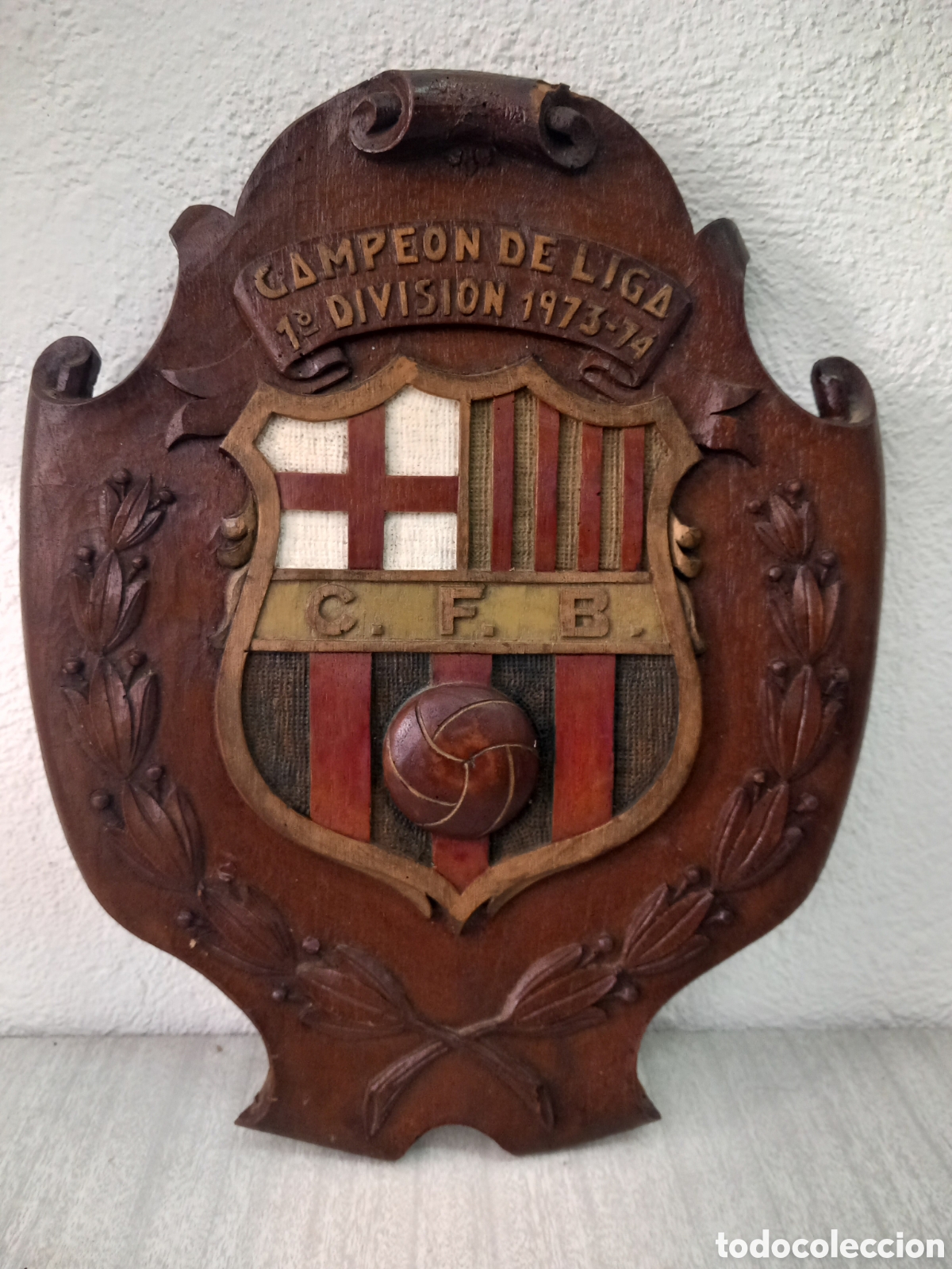 Coleccionismo deportivo: ANTIGUO ESCUDO EN MADERA DEL CLUB DE FUTBOL BARCELONA CAMPEON DE LIGA 1973-74 JOHAN CRUYFF ORIGINAL