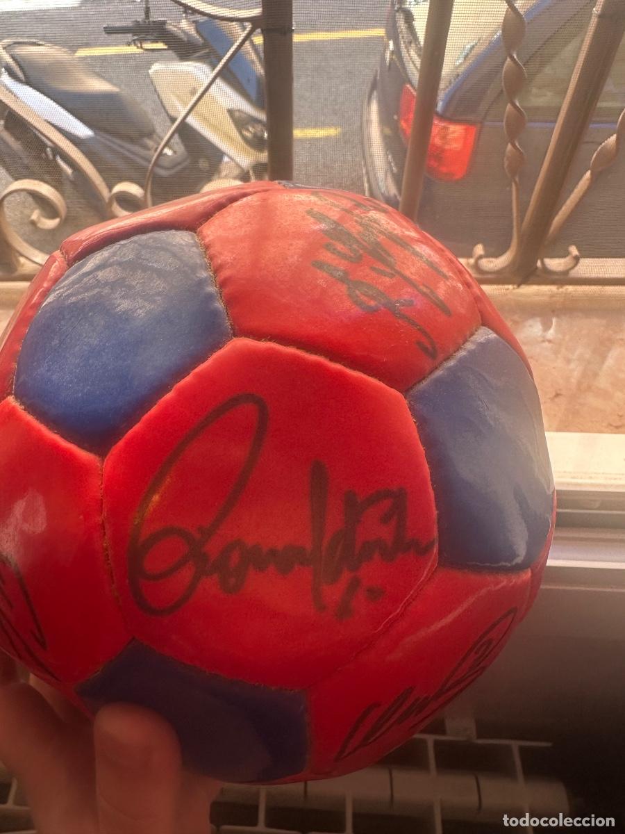 Coleccionismo deportivo: Bal&oacute;n firmado plantilla Fc Barcelona 2005/06