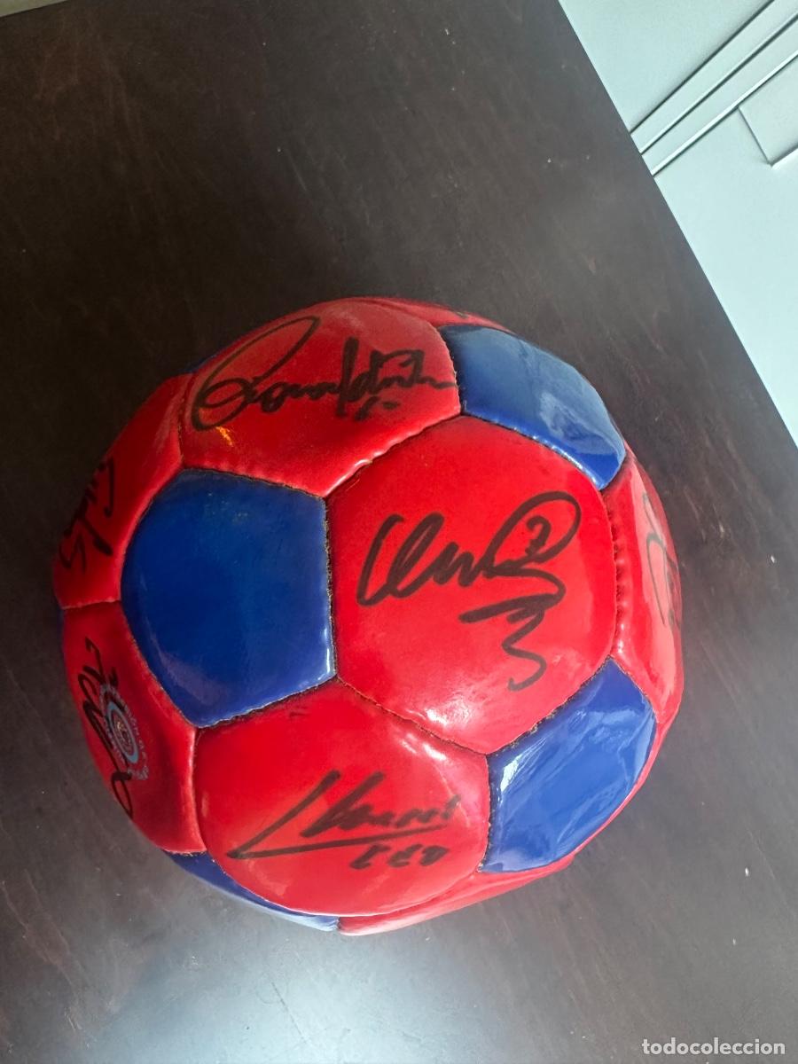 Coleccionismo deportivo: Bal&oacute;n firmado plantilla Fc Barcelona 2005/06