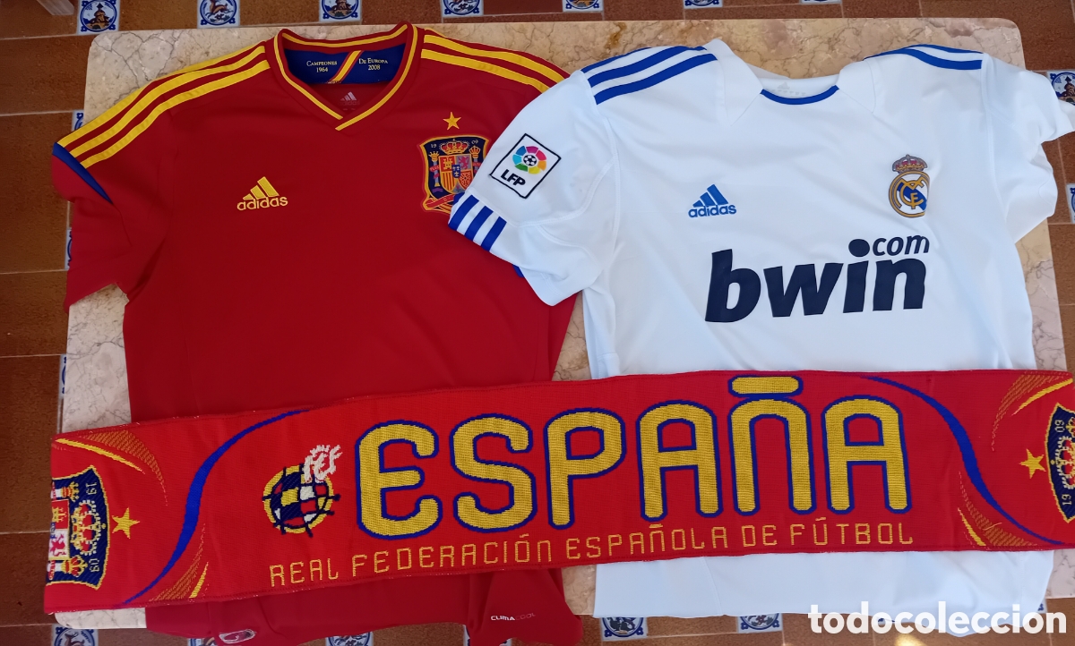Coleccionismo deportivo: lote camiseta futbol seleccion espa&ntilde;ola Real Madrid bufanda