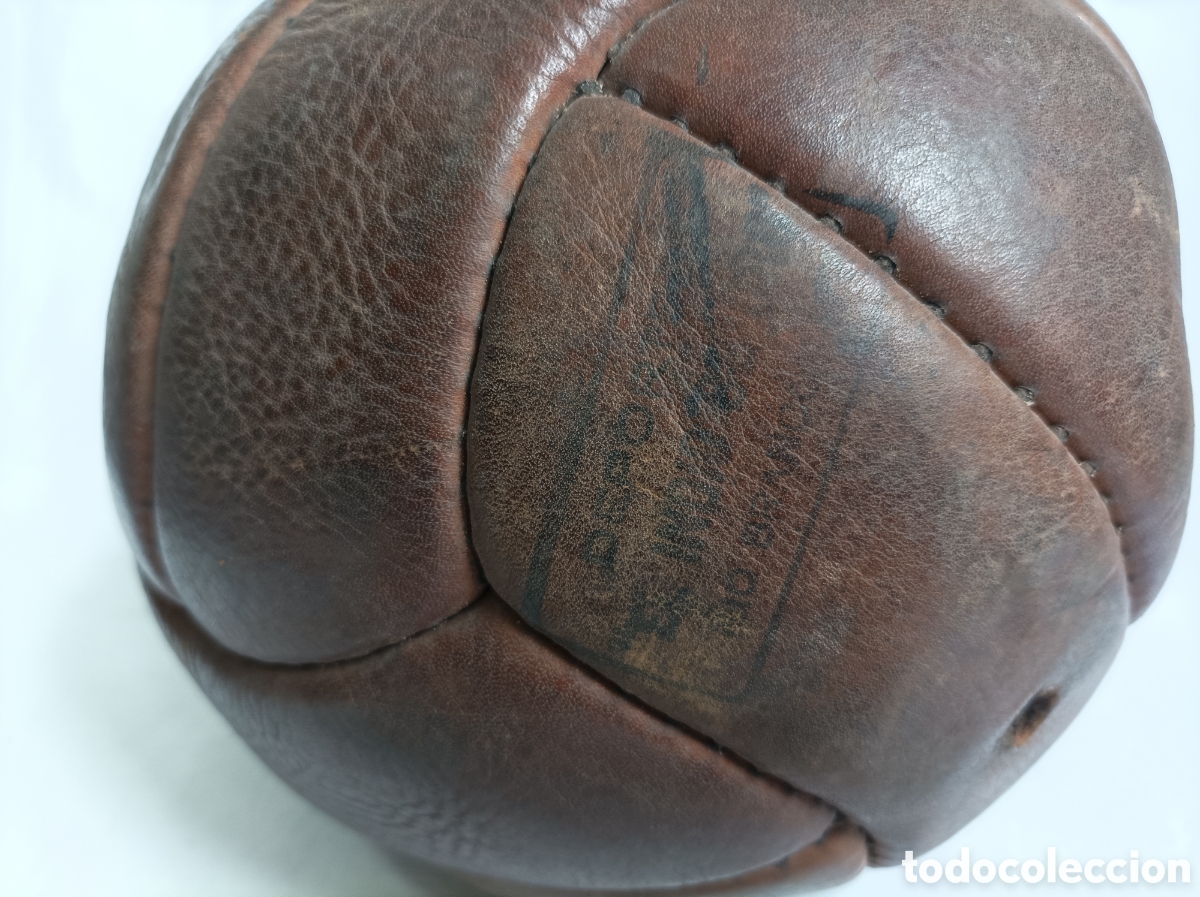Coleccionismo deportivo: Antiguo bal&oacute;n de f&uacute;tbol en cuero. Sello DEPORTES EL INDIO DE ORO
