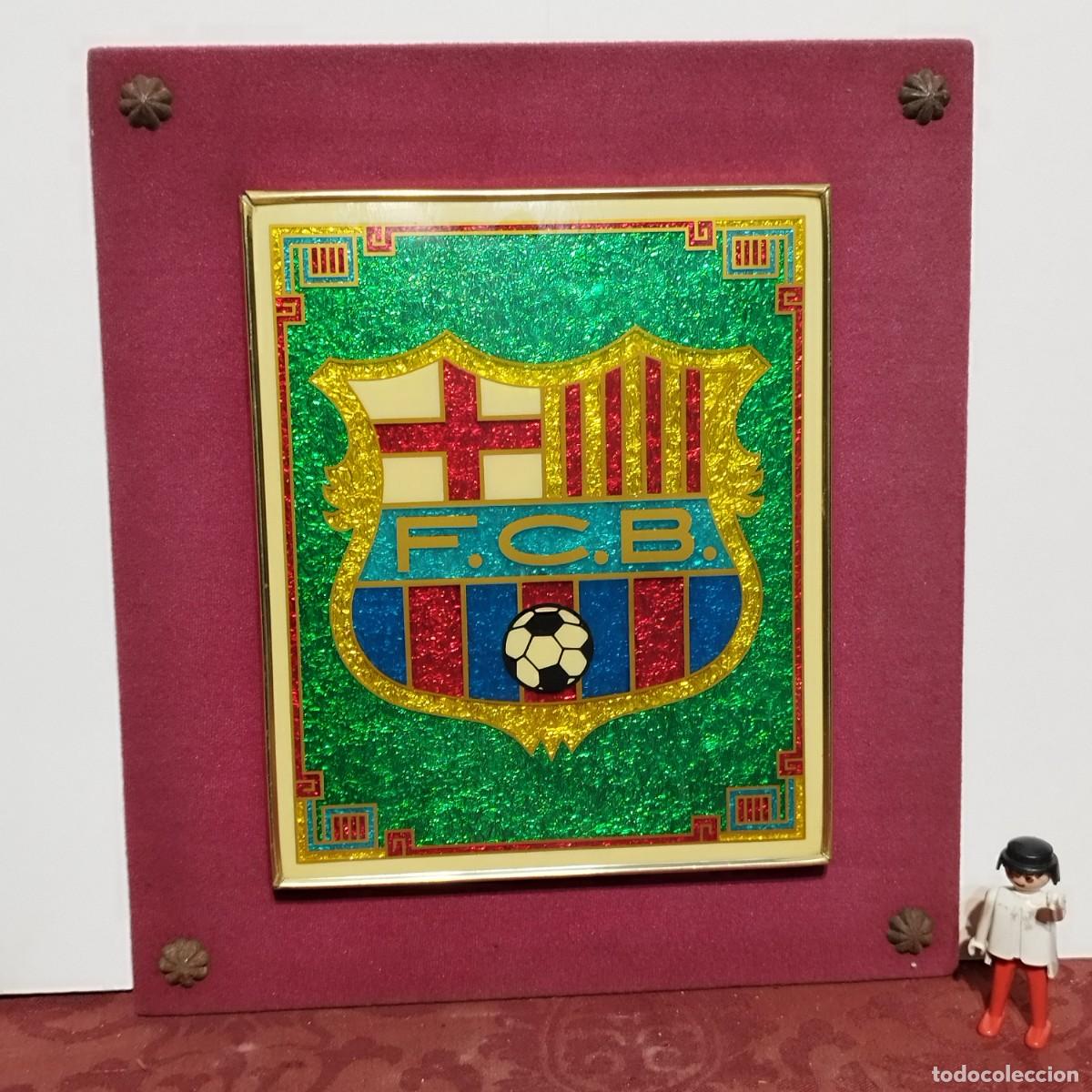 Coleccionismo deportivo: CUADRO ESCUDO FUTBOL CLUB BARCELONA - 29,5 x 32,5 cm -