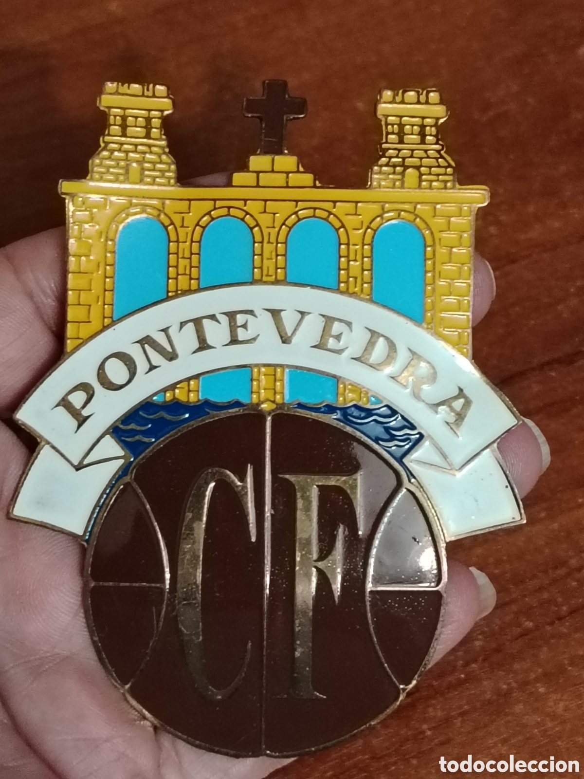 Sports collectibles: Chapa antigua de Pontevedra Club de f&uacute;tbol para moto vespa