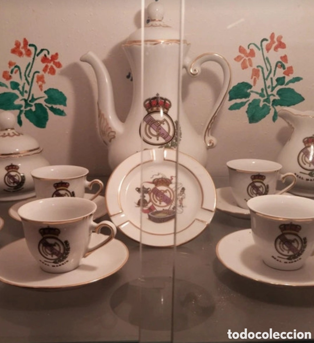 Coleccionismo deportivo: Juego de caf&eacute; Real Madrid de porcelana &ndash; 4 tazas, cafetera, azucarero y lechera &ndash; Vintage