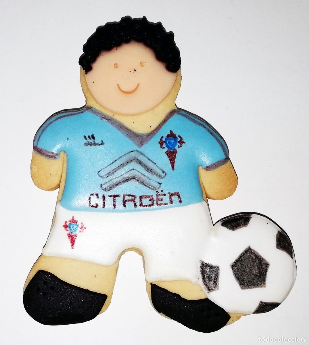 Coleccionismo deportivo: Galleta con forma de jugador del Celta de Vigo - Foto 1