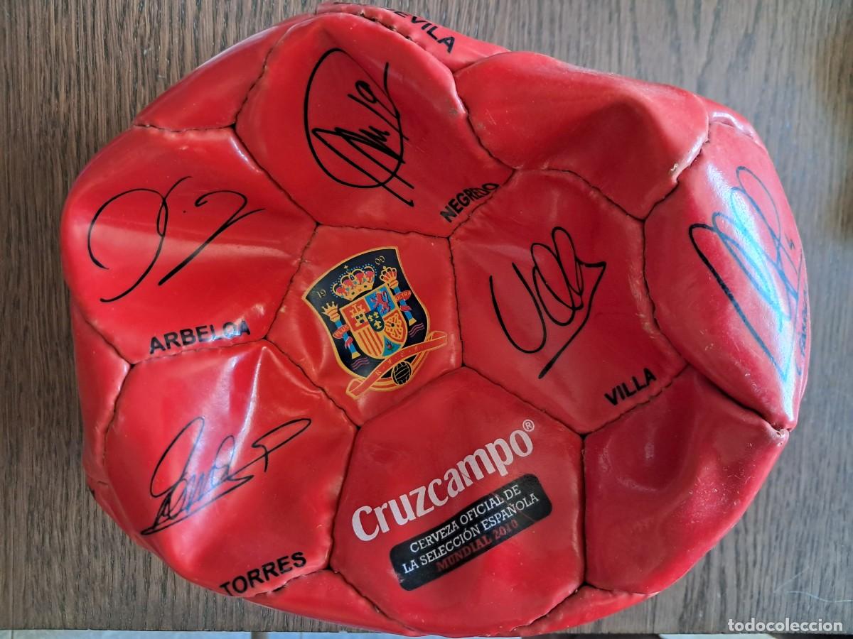 Coleccionismo deportivo: Bal&oacute;n de f&uacute;tbol Selecci&oacute;n Espa&ntilde;ola Mundial 2010. cerveza Cruzcampo, con firmas jugadores.