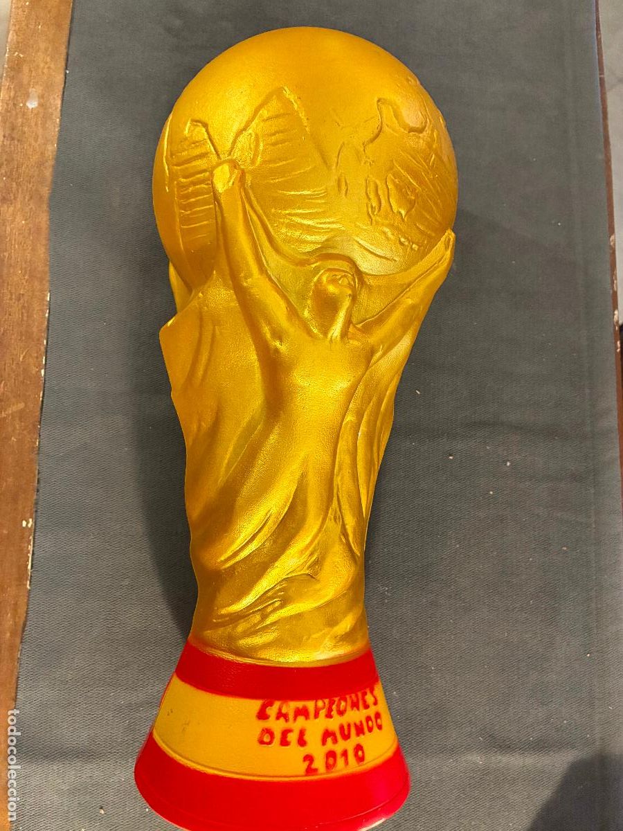 Coleccionismo deportivo: Copia mundial de futbol 2010 reproduccion pl&aacute;stico hucha mide 40 x 17 La roja Selecci&oacute;n Espa&ntilde;ola