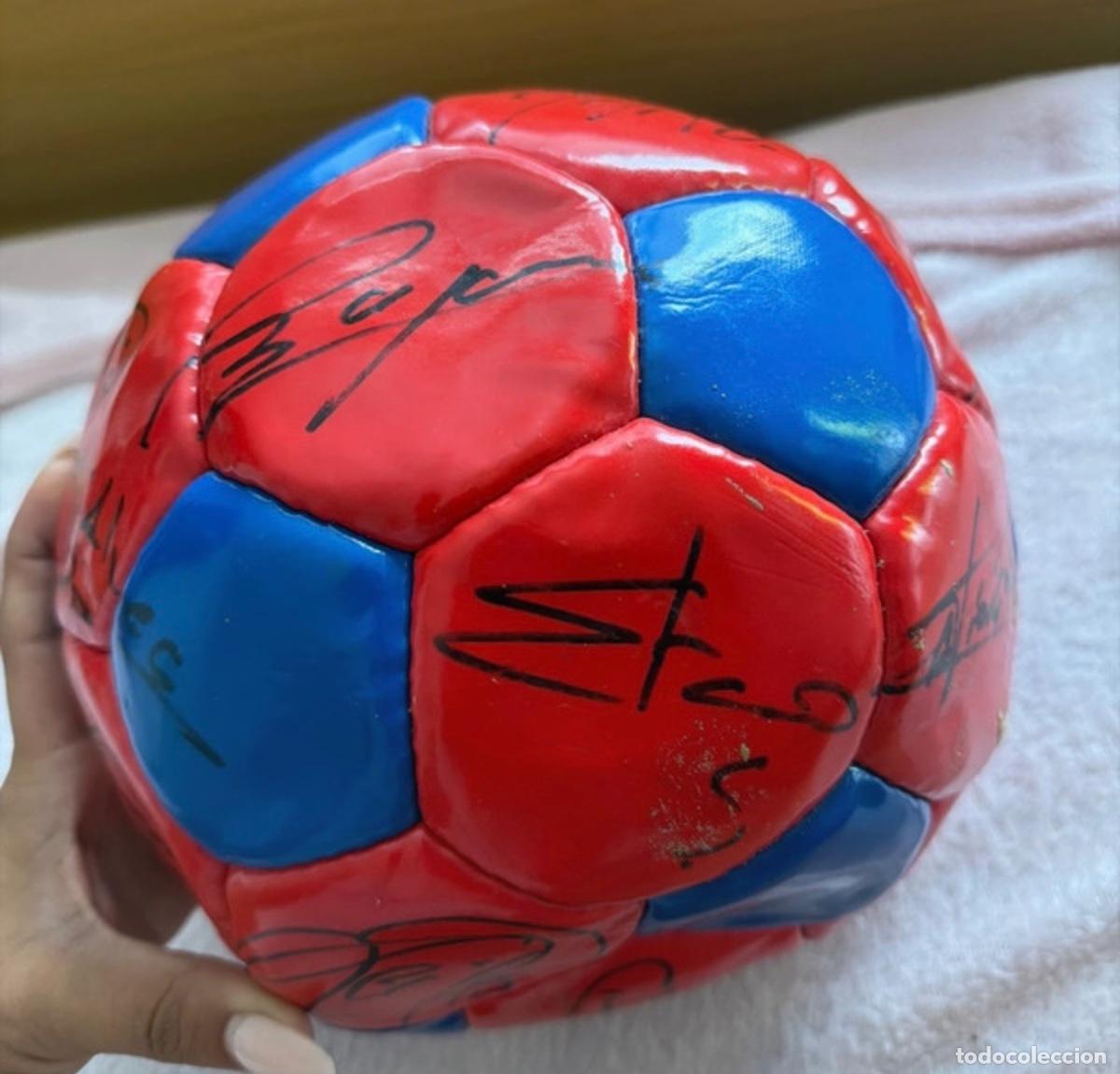 Coleccionismo deportivo: Bal&oacute;n original firmado por el barsa en su &eacute;poca dorada