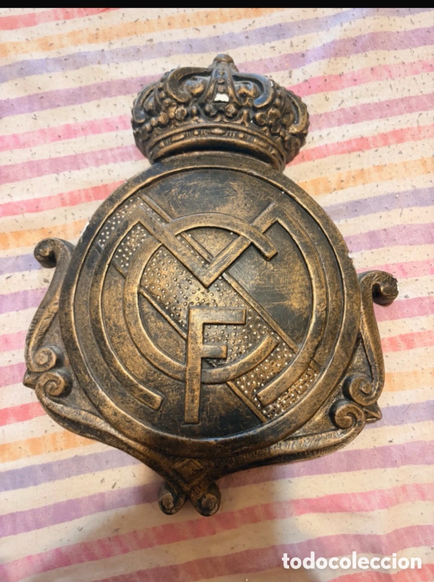 Coleccionismo deportivo: Escudo Real Madrid color metal