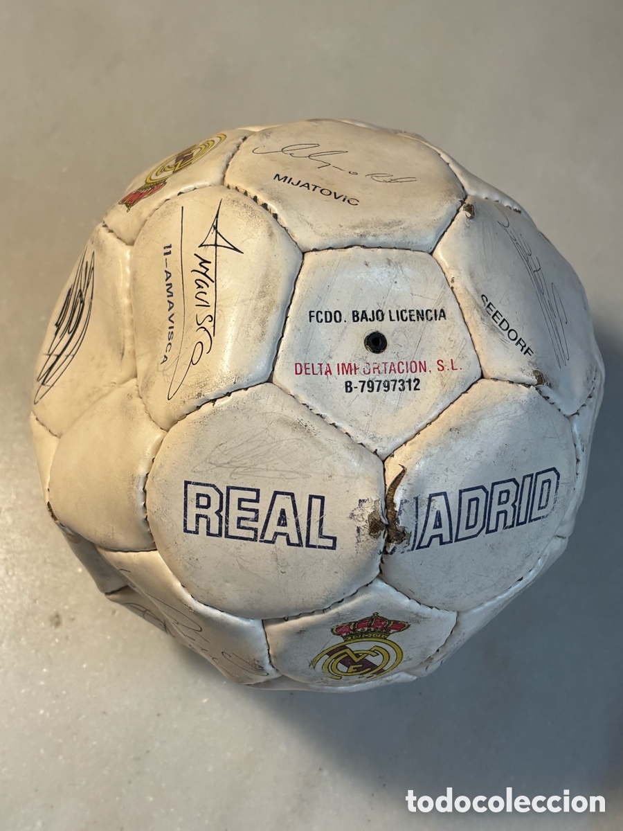 Coleccionismo deportivo: Bal&oacute;n de f&uacute;tbol Real Madrid con firmas de los jugadores.: Ra&uacute;l, Mijatovic, Hierro&hellip;Ttemporada 96-97
